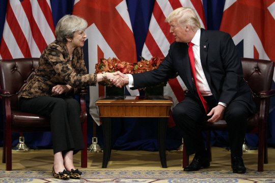 도널드 트럼프(오른쪽) 미국 대통령과 테리사 메이 영국 총리가 악수를 나누고 있는 모습. /AP연합뉴스
