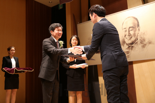 20일 삼성동 아이파크타워에서 열린 ‘2018 포니정재단 장학증서 수여식’에서 정몽규(왼쪽) 현대산업개발 회장이 장학생 대표에게 장학증서를 전달하고 있다. /사진=현대산업개발