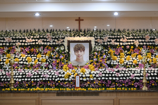 서울 아산병원 장례식장에 마련된 아이돌 그룹 샤이니 종현의 영정사진. /사진공동취재단