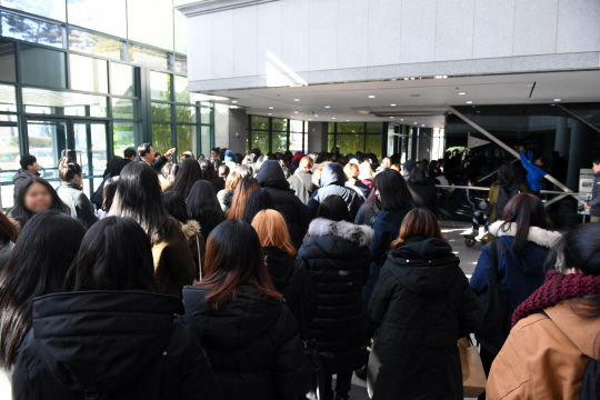 아이돌그룹 샤이니 종현의 빈소가 마련된 19일 오전 서울 아산병원 장례식장에 많은 팬들로 붐비고 있다. /사진공동취재단