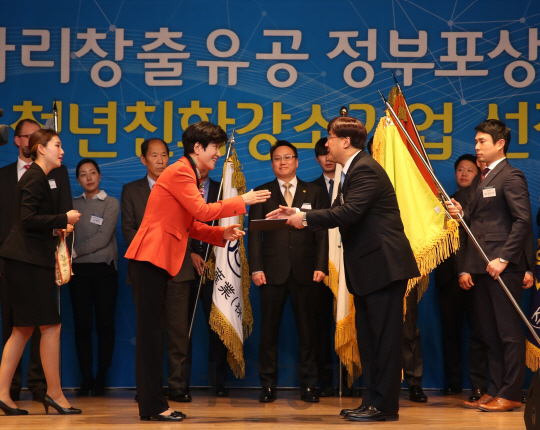 19일 서울 여의도 중소기업중앙회에서 열린 ‘2017년도 일자리창출 유공 정부 포상’ 시상식에서 최정호 (오른쪽) 진에어 대표이사가 김영주 고용노동부장관으로부터 일자리창출 단체부문 대통령 표창을 수상하고 있다.