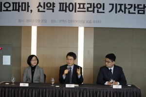 박승국(가운데) 한올바이오파마 대표가 20일 서울 강남의 한 호텔에서 자가면역질환 치료 항체신약 ‘HL161’의 향후 개발 계획을 설명하고 있다./사진제공=한올바이오파마