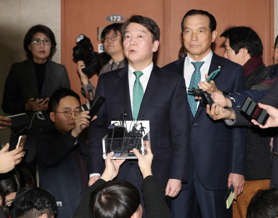 안철수 국민의당 대표가 20일 오전 국회 정론관에서 바른정당과의 합당안을 제시하는 기자회견을 마친 뒤 취재진의 질문에 답하고 있다.  /연합뉴스