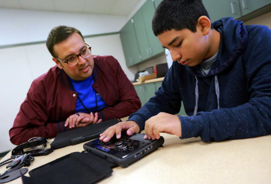 미국의 한 시각장애인학교 학생이 셀바스헬스케어의 점자정보 단말기로 수업을 받고 있다. /사진제공=셀바스헬스케어