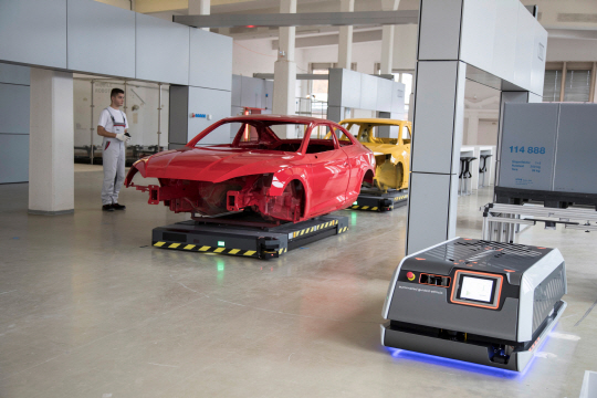 독일 아우디의 스마트공장에서 자동이동로봇(AGV)이 차체를 싣고 스스로 작업자를 찾아가고 있다.  /사진제공=아우디코리아