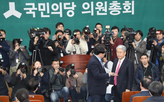 김동철(오른쪽) 국민의당 원내대표가 20일 국회에서 열린 의원총회에서 송기석 대표비서실장에게 바른정당과의 통합을 전당원 투표를 제안한 안철수 대표의 의원총회 참석을 확인하고 있다./연합뉴스