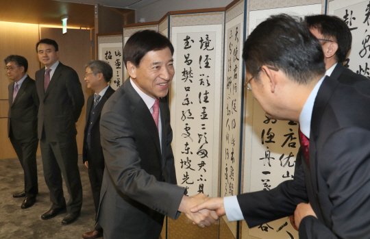 이주열 한국은행 총재가 21일 오전 서울 중구 한국은행에서 열린 경제동향간담회에 앞서 참석자들과 악수하고 있다. /연합뉴스