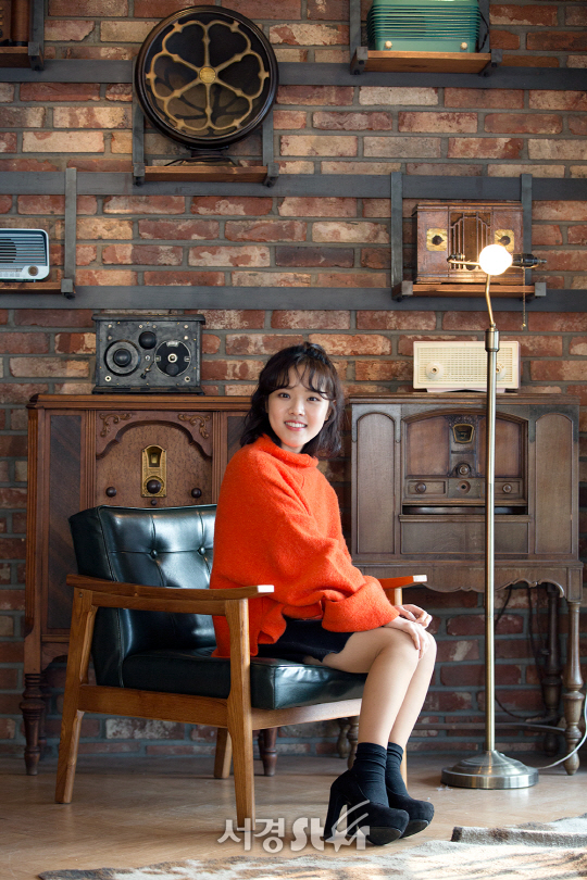 영화 ‘신과함께(감독 김용화)’에 출연한 배우 김향기가 21일 오전 서울 종로구 한 카페에서 인터뷰에 앞서 포토타임을 갖고 있다.