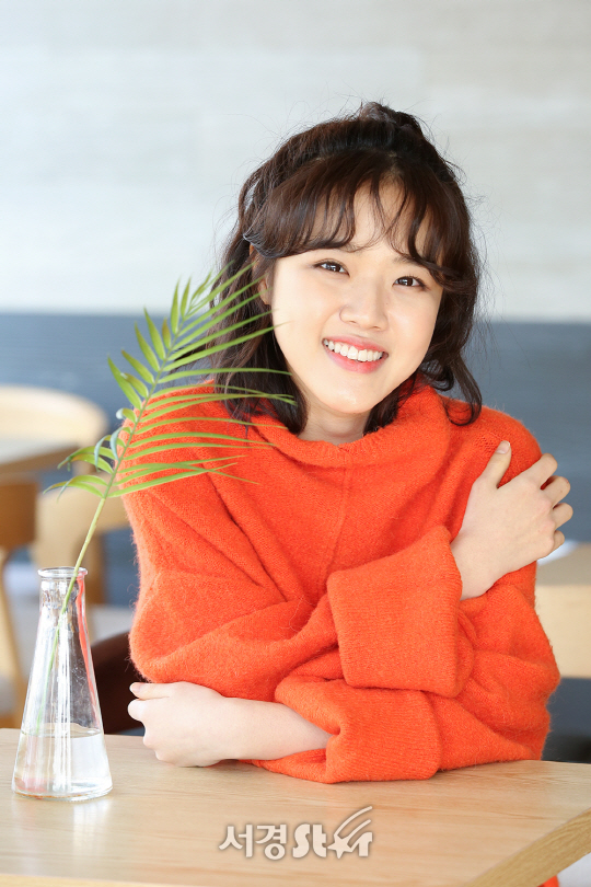 영화 ‘신과함께(감독 김용화)’에 출연한 배우 김향기가 21일 오전 서울 종로구 한 카페에서 인터뷰에 앞서 포토타임을 갖고 있다.