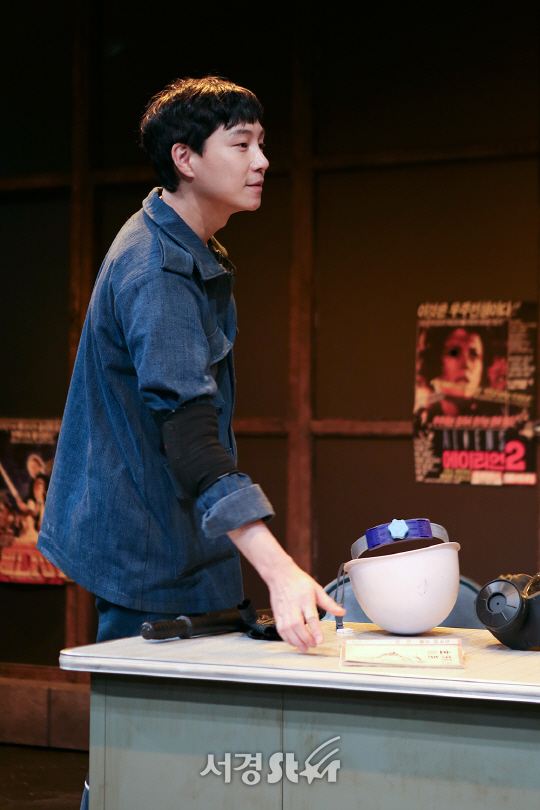 배우 정원조가 21일 오후 서울 종로구 대학로 아트원씨어터에서 연극 ‘더 헬멧-룸스 Vol.1’ 프레스콜에 참석해 시연을 선보이고 있다.