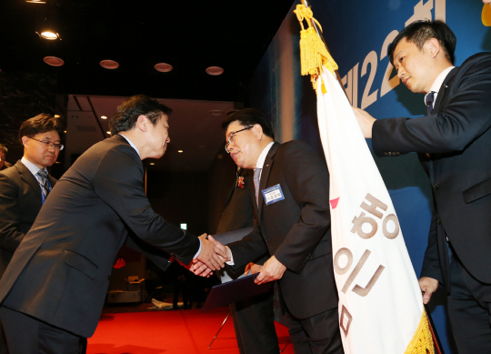 손교덕(오른쪽) BNK경남은행장이 21일 서울시 여의도 중소기업중앙회에서 열린 ‘제22회 중소벤처기업 금융지원 시상식’에서 홍종학 중소벤처기업부 장관으로부터 단체 부문 ‘대통령 표창’을 수상하고 있다. /사진제공=경남은행