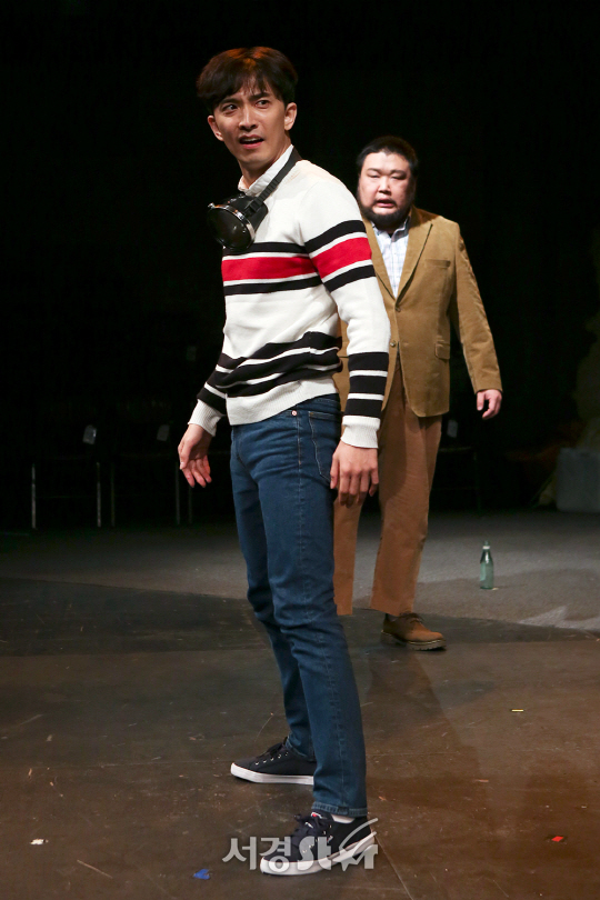 배우 윤나무, 이정수가 21일 오후 서울 종로구 대학로 아트원씨어터에서 연극 ‘더 헬멧-룸스 Vol.1’ 프레스콜에 참석해 시연을 선보이고 있다.