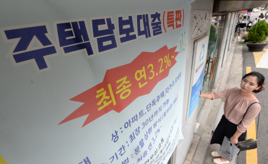 ‘2017년 가계금융복지조사’에 따르면 올해 가구당 평균 부채는 7.022만원으로 1년 전보다 4.5% 늘어났다./서울경제DB