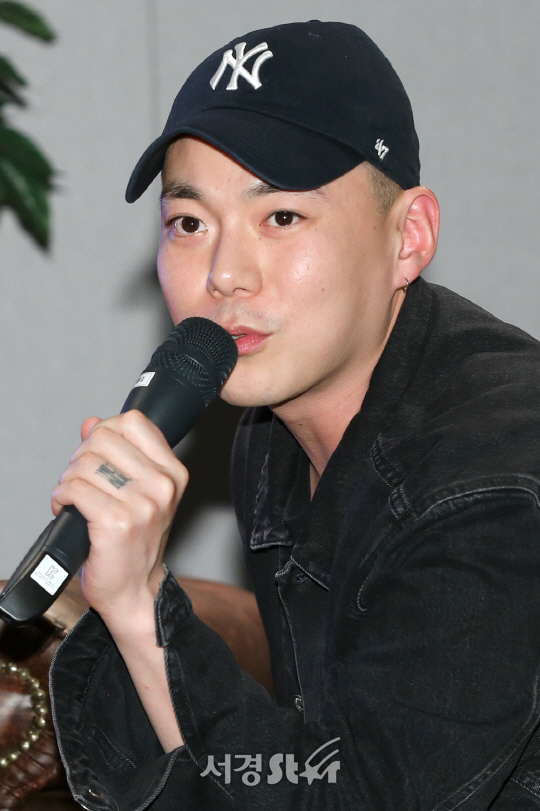 가수 지소울이 21일 오후 서울 강남구 L7 호텔 세미나실에서 열린 L7크루 런칭 기념 미디어데이에 참석하고 있다.