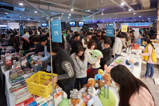 넷마블 임직원들이 지난 20일 서울 구로동 넷마블 본사에서 열린 바자회에 참가해 전시된 상품을 둘러보고 있다. /사진제공=넷마블