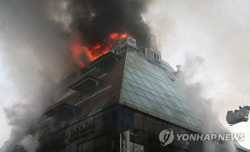 충북 제천시의 한 스포츠센터에서 21일 발생한 화재와 관련해 당국은 사고 현장 합동 감식에 나선다고 밝혔다./연합뉴스
