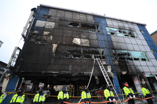대형 화재로 29명의 희생자가 발생한 충북 제천 스포츠센터 건물이 22일 오전 처참한 외형을 드러내고 있다./연합뉴스