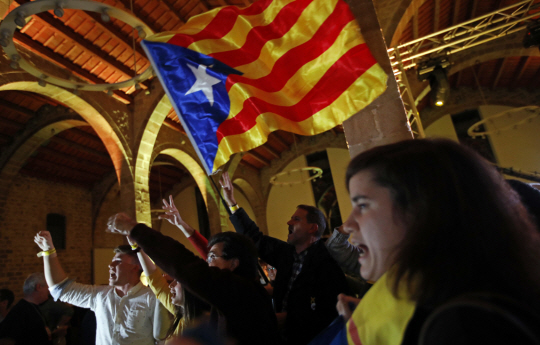 스페인 카탈루냐 독립 지지자들이 카탈루냐 자치의회 선거가 치러진 21일(현지시간) 독립파 정당들이 근소한 승리를 거둘 것으로 예상되자 바르셀로나에서 카탈루냐 주를 상징하는 깃발을 흔들며 환호하고 있다.         /바르셀로나=AP연합뉴스