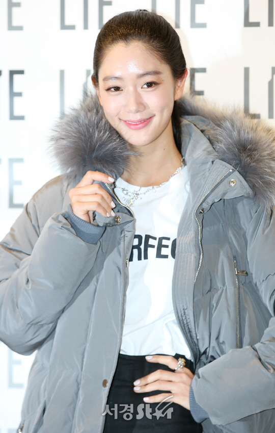 배우 클라라가 22일 오후 서울 강남구 현대백화점 무역센터에서 열린 한 의류브랜드 팬사인회에 참석해 포토타임을 갖고 있다.