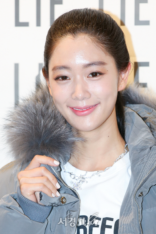 배우 클라라가 22일 오후 서울 강남구 현대백화점 무역센터에서 열린 한 의류브랜드 팬사인회에 참석해 포토타임을 갖고 있다.