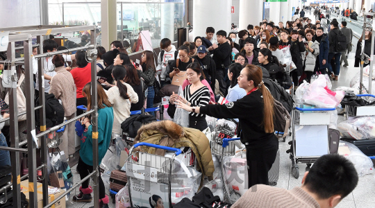 22일 오후 인천공항 탑승동 면세품 인도장이 중국인 여행객들로 크게 붐비고 있다. /영종도=이호재기자.