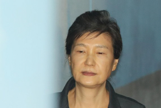 건강 등의 사유로 검찰 출석에 불응하 박근혜 전 대통령을 검찰은 구치소에서 조사할 계획이라고 밝혔다./서울경제DB
