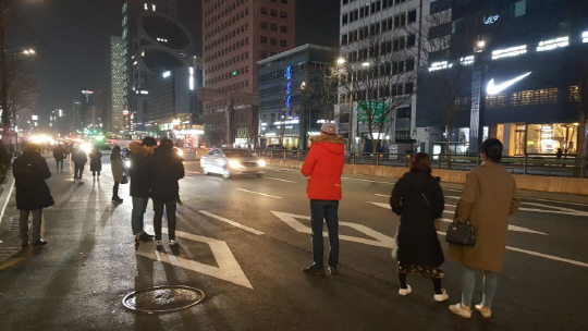 16일 새벽 2시 시민들이 강남역 인근 대로 변으로 나와 택시를 기다리고 있다. /박진용기자