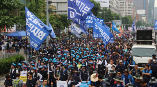 지난 6월 민주노총 총파업 결의대회에 참가한 현대차 노조 관계자들이 서울 종로 일대 거리를 행진하고 있다. /사진제공=현대차 노조 홈페이지