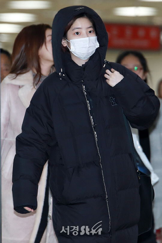 트와이스 멤버 다현이 23일 오전 서울 강서구 김포국제공항을 통해 일본 공연을 마치고 입국하고 있다.
