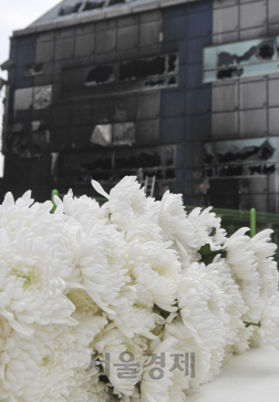 22일 오전 대형 참사를 빚은 충북 제천 스포츠센터 화재현장에서 희생자를 추모하는 꽃이 놓여 있다./제천=송은석기자