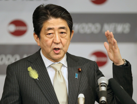 아베 신조 일본 총리가 지난 15일 일본 도쿄 시내에서 열린 교도통신 가맹사 편집국장 회의에서 강연하고 있다./연합뉴스