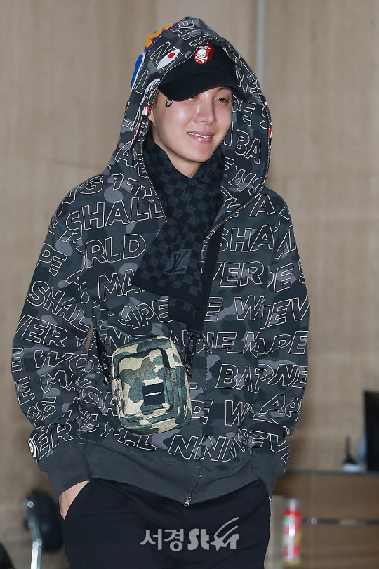 방탄소년단 멤버 제이홉이 23일 오후 서울 강서구 김포국제공항을 통해 일본 공연을 마치고 입국하고 있다.