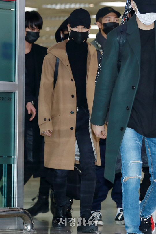 방탄소년단 멤버 지민이 23일 오후 서울 강서구 김포국제공항을 통해 일본 공연을 마치고 입국하고 있다.