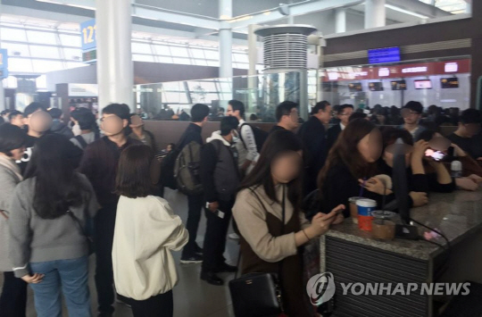 인천공항 ‘짙은 안개’로 300여편 운항 차질…승객들 불편