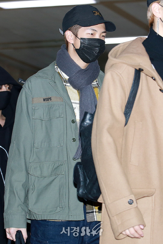 방탄소년단 멤버 랩몬스터가 23일 오후 서울 강서구 김포국제공항을 통해 일본 공연을 마치고 입국하고 있다.