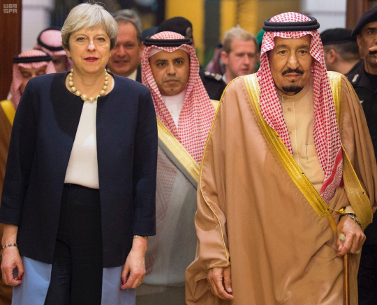 살만 빈 압둘아지즈(오른쪽) 사우디아라비아 국왕이 테리사 메이 영국총리와 지난달 사우디아라비아의 수도 리야드에서 만나 함께 걸어가고 있다./리야드=연합뉴스