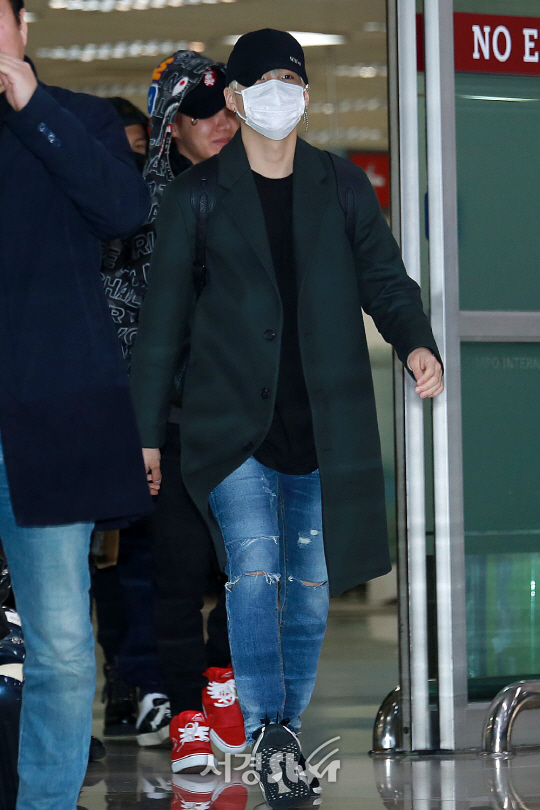 방탄소년단 멤버 슈가가 23일 오후 서울 강서구 김포국제공항을 통해 일본 공연을 마치고 입국하고 있다.