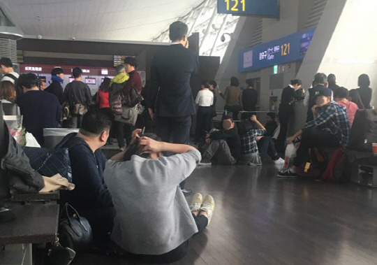 23일 인천국제공항에서 승객들이 항공기 탑승을 기다리며 대기하고 있다./연합뉴스