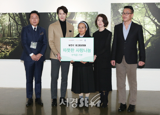 배우 유연석(왼쪽에서 두번째)이 23일 오후 서울 중구 반도갤러리에서 열린 두번째 개인 사진전 ‘Re:Creation’ 오프닝 행사에 참석해 포토타임을 갖고 있다.