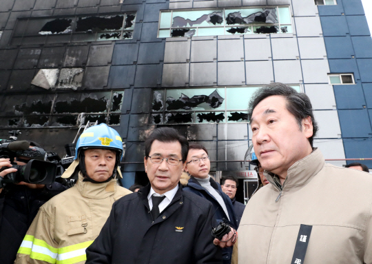 24일 오전 이낙연 총리가 충북 제천 스포츠센터 화재현장을 방문, 이시종 충북지사와 함께 침통한 표정으로 참사현장을 둘러보고 있다. /연합뉴스