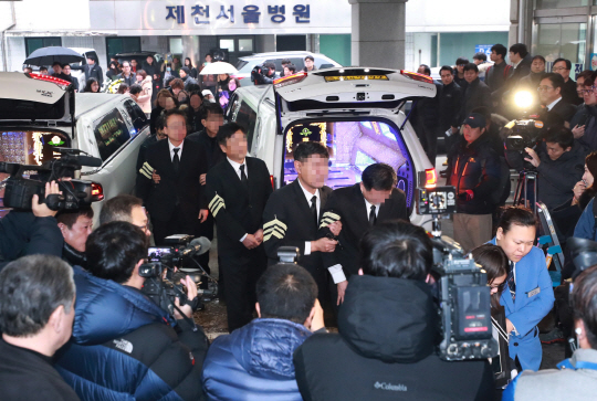 제천 스포츠센터 화재 사고 나흘째인 24일 오전 충북 제천서울병원에서 할머니 김현중씨, 딸 민윤정씨 손녀 김지성양의 발인식이 엄수되고 있다. /연합뉴스