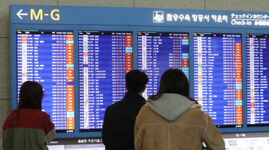 짙은 안개 속 항공기 연이어 지연·결항... 승객들 '제대로 된 설명도 없었다'며 분통