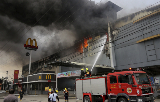 필리핀 남부 다바오시의 NCCC 쇼핑몰에서 23일(현지시간) 화재가 발생해 진화작업을 하고 있다. /연합뉴스