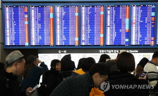 인천공항 이틀째 ‘짙은안개’로 1천여편 운항 차질…차츰 정상화