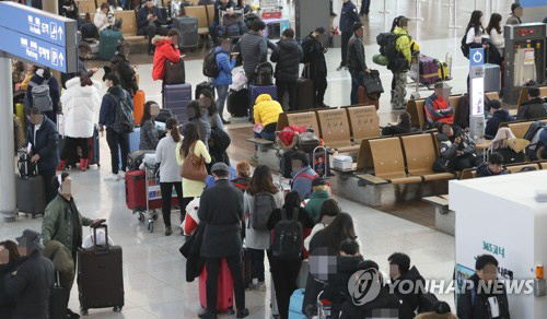 25일 오전 인천공항 출국장에서 탑승수속을 위해 길게 줄 선 승객들의 모습./연합뉴스