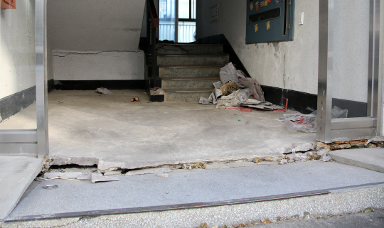 지난 12일 경북 포항시 북구 흥해읍 대성아파트 출입구가 내려앉아 있다. 이 아파트는 지난달 15일 지진으로 건물이 기울고 균열이 가는 피해가 났다./연합뉴스
