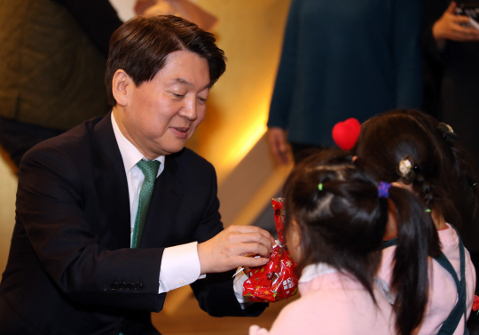 국민의당 안철수 대표가 22일 오후 서울 은평구 사회복지법인 선덕원을 방문, 어린이들에게 크리스마스 선물을 전달하고 있다. /연합뉴스