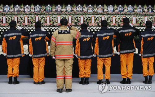 25일 소방관들이 제천 화재 참사 합동분향소를 찾아 희생자들의 넋을 기리는 경례를 하고 있다./연합뉴스