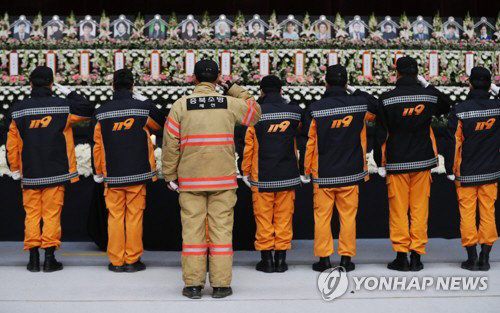 소방청장, 제천 합동분향소 찾아 “죄송합니다” 고개 숙여