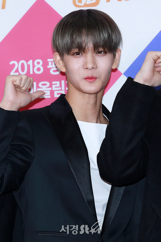 워너원 멤버 배진영이 25일 오후 서울 구로구 고척스카이돔에서 열린 ‘2017 SBS가요대전’ 포토월 행사에 참석해 포즈를 취하고 있다.